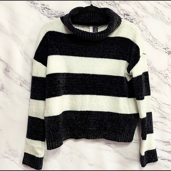 Love by Design Chenille Striped Turtleneck Sweater - Picture 1 of 6
